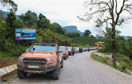4 Wheels Tour Maichau to Ninhbinh and Halong Bay 6 Days